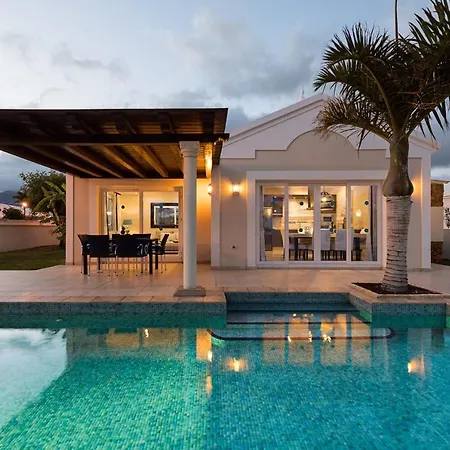 ヴィラ Puerto Del Carmen Sleeps 4 Pool Air Con Wifi プエルト・デル・カルメン