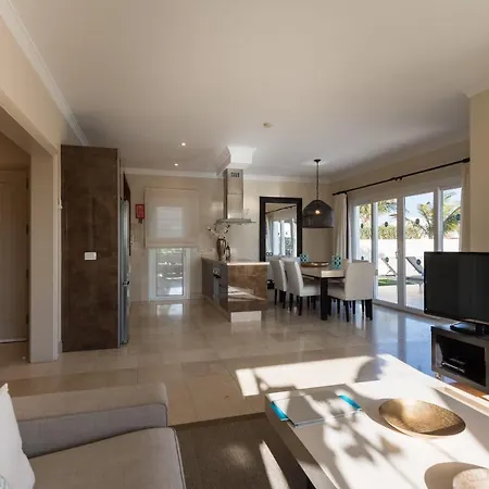 Puerto Del Carmen Sleeps 4 Pool Air Con Wifi ヴィラ プエルト・デル・カルメン